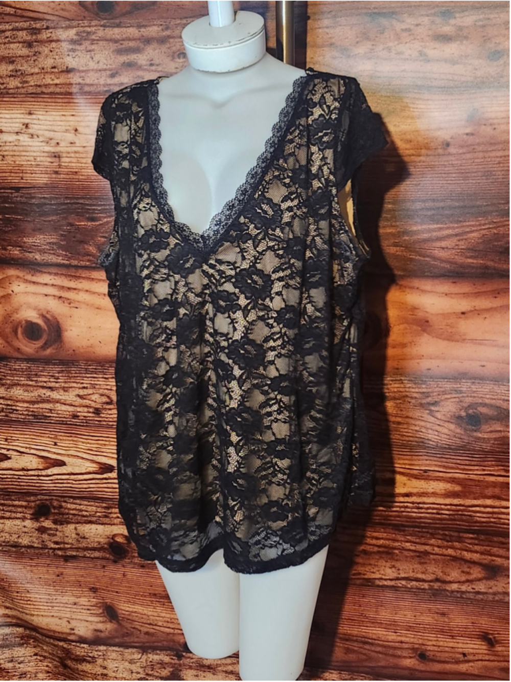 Women's Torrid Black Lace V-Neck Short Sleeve Tee, Size 2